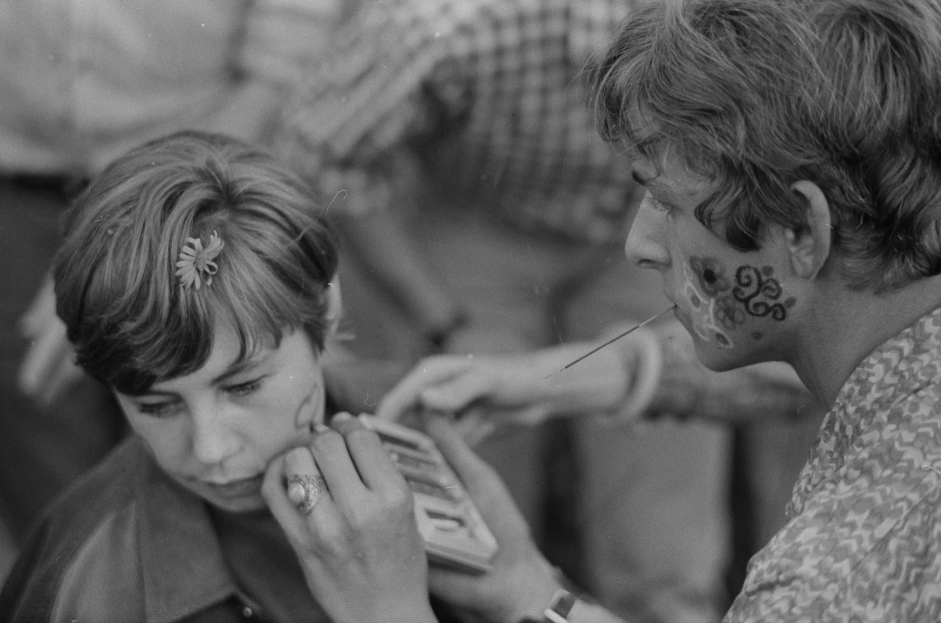 Die Jugendlichen hatten kaum Drogen konsumiert , sondern sich bloss Räucherstäbchen in die Mundwinkel geschoben ( Nach Bericht der NZZ )