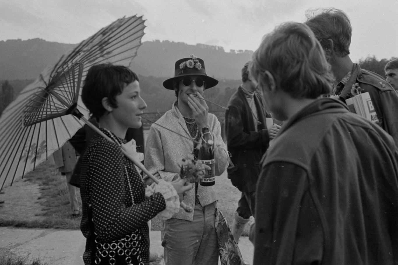 Die Zeitung Pop nannte die Teilnehmer Wochenende Hippies